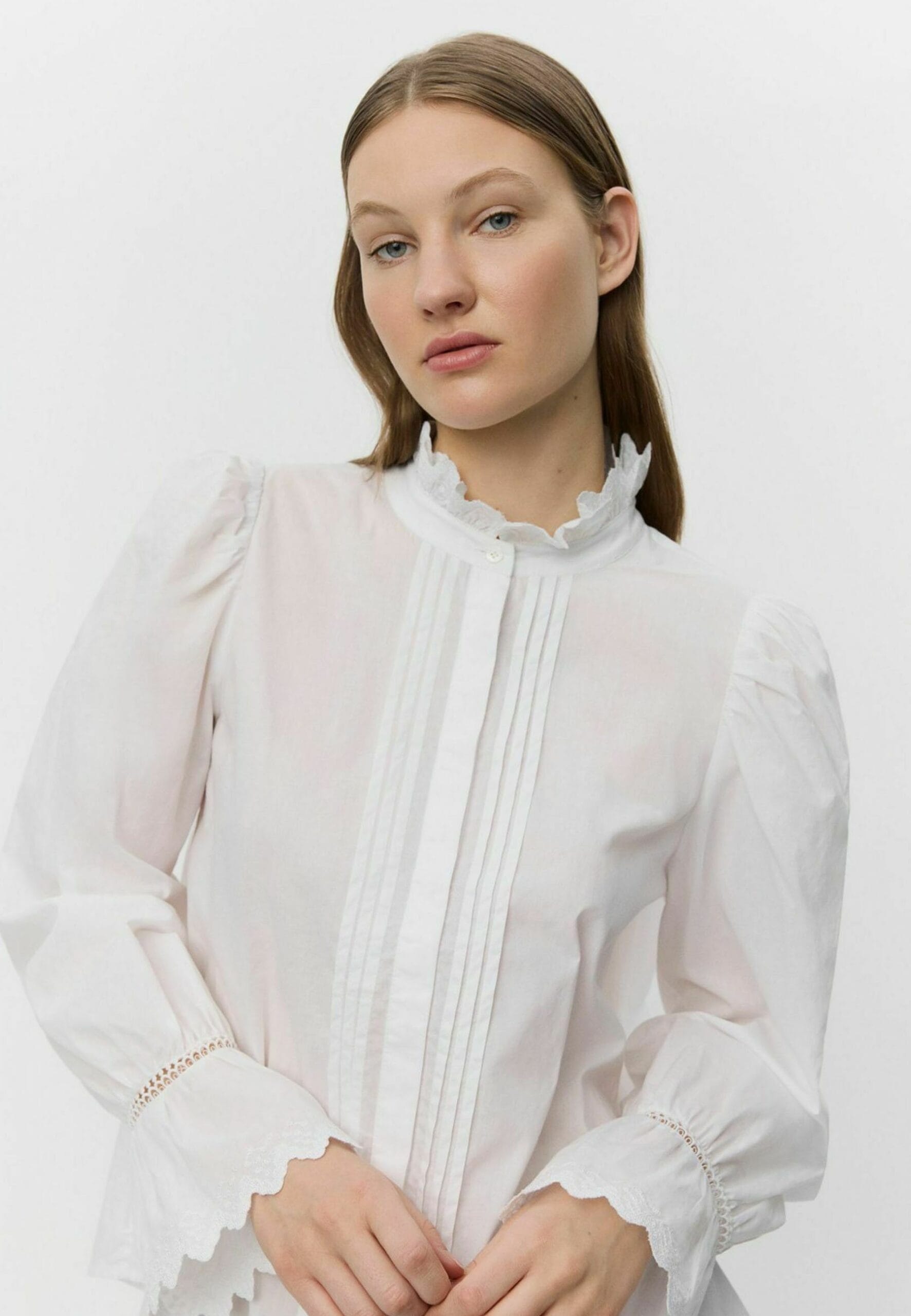zbliżenie koszuli na modelce białej Sofie Schnoor.2