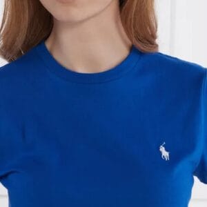 Zbliżenie na logo damskiego niebieskiego t-shirtu marki ralplauren
