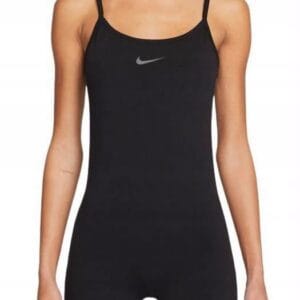 kombinezon Nike na modelce w całości.1