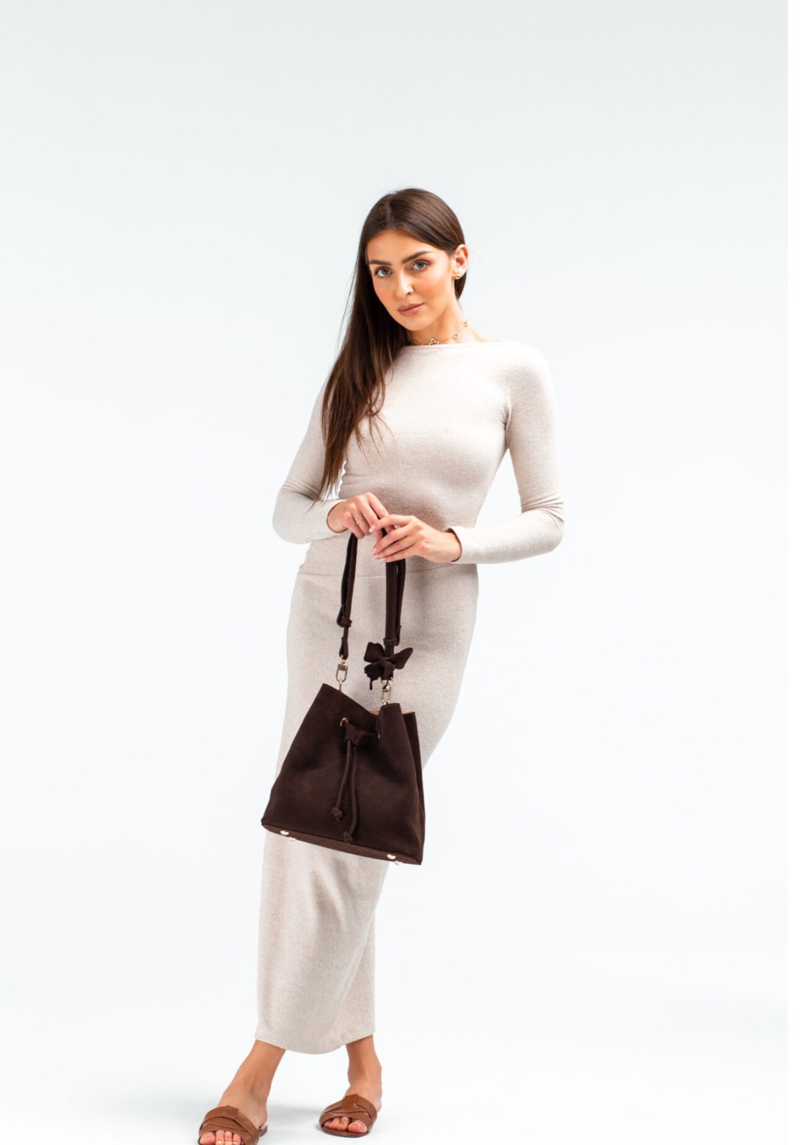worek Marciano Atelier w dloni modelki.3